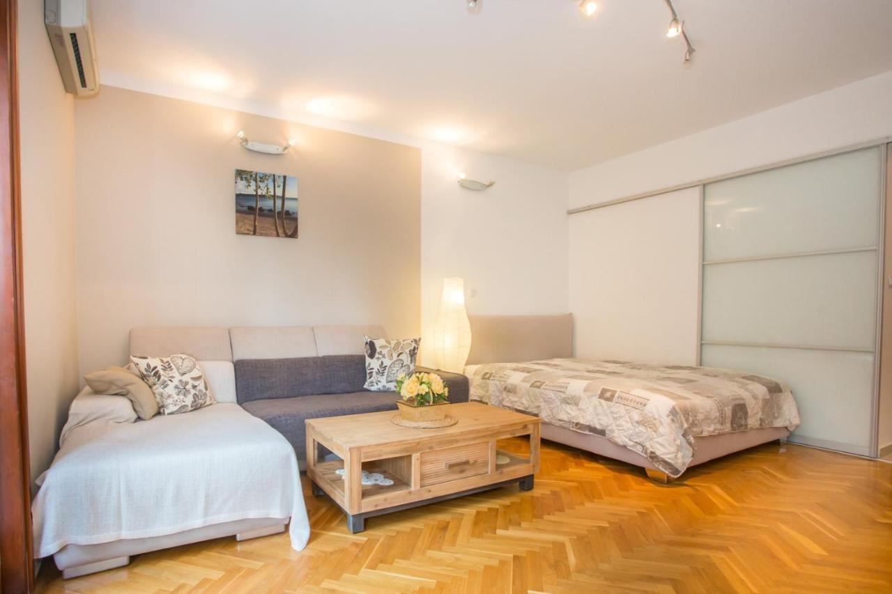 Mauro Apartman *